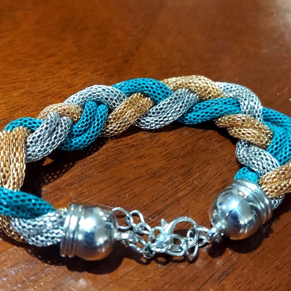 Knit bracelet 😍 green silver and gold